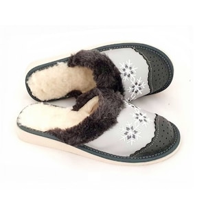 Women&#39;s Natural Sheepskin Soft Leather Wool Lining Warm House Slip-on Slippers