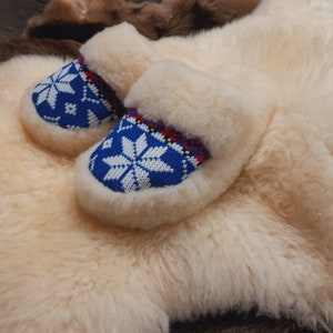 Women&#39;s slippers made of natural wool flip flops