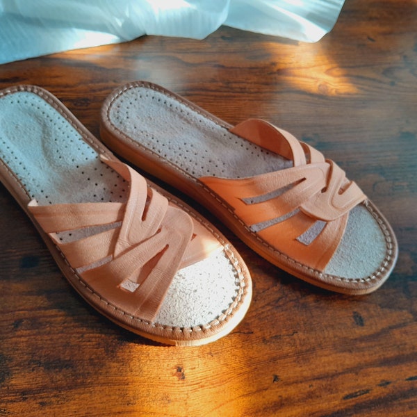 Zapatillas / sandalias de mujer de piel auténtica entretejidas.