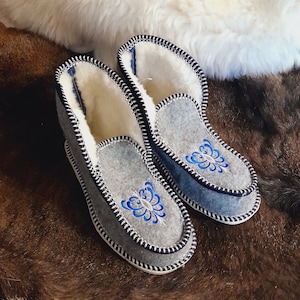 Women&#39;s Slippers Felt & natural sheeps wool FOLK embroidered wool chuni Сarpathian souvenir
