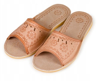 Traditional stamping patterns highlander women's natural leather slippers