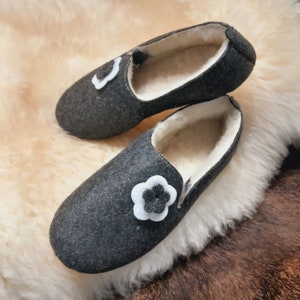 Women&#39;s Slippers dark felt & natural sheeps wool