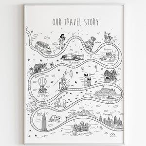 Op de afbeelding: Zwart-wit ingelijste print met de tekst "OUR TRAVEL STORY". Het kunstwerk toont een kronkelende weg met geïllustreerde bezienswaardigheden, voertuigen en figuren, waaronder een luchtballon, een bus en het Empire State Building.