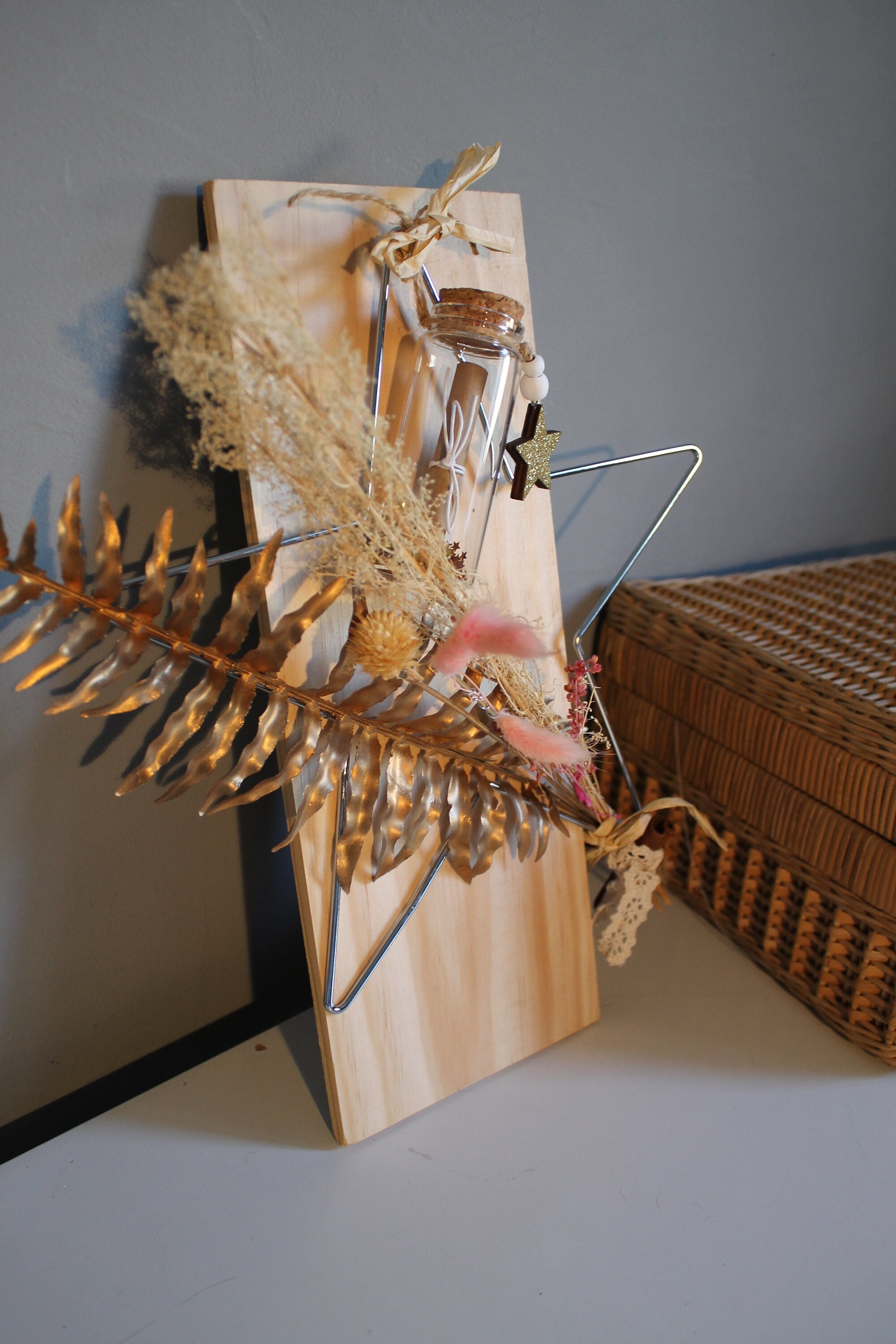 Etoile Argentée sur Plaque de Bois à Suspendre