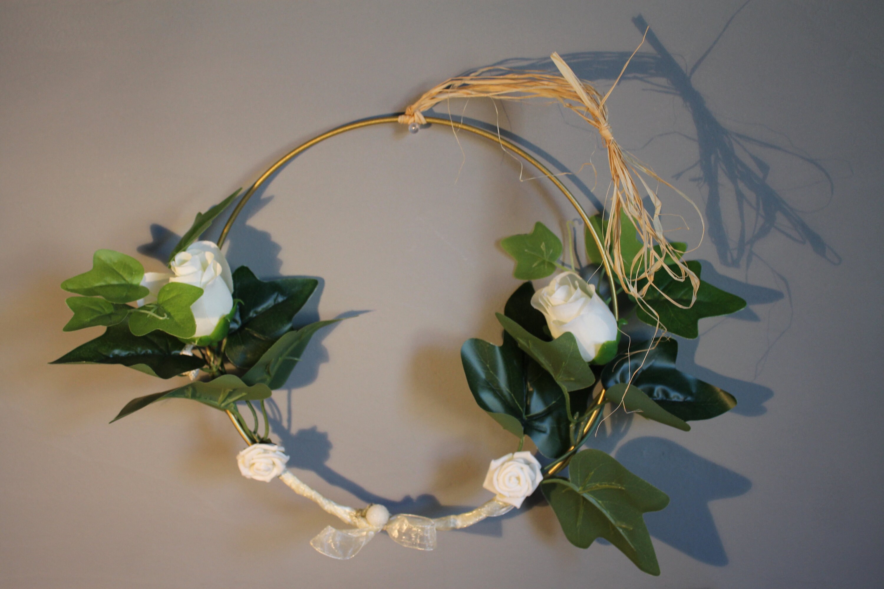 Couronne Dorée à Suspendre Décorée de Lierre et Roses Blanches Artificielles