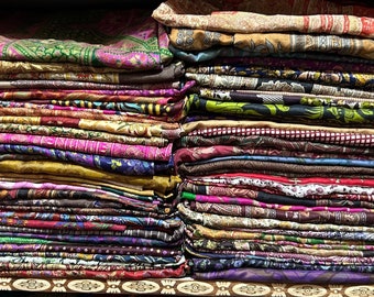 Lot de gros morceaux de tissu de soie 100 % pure chutes de tissu de soie coupée au carré Sari de soie vintage lot de gros morceaux de gros sari de soie