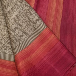 Könnte beinhalten: Ein gefaltetes Textil mit einem gemusterten Bereich in Grautönen und einem gestreiften Bereich in Rot- und Rosatönen. Der gemusterte Bereich hat ein sich wiederholendes geometrisches Design, während der gestreifte Bereich vertikale Linien aufweist.