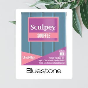 Puede incluir: Un paquete azul de arcilla para hornear Sculpey Souffle en color Bluestone. El paquete está etiquetado con el nombre de la marca, el nombre del producto, el peso (1,7 oz o 48 g) y las instrucciones de uso.
