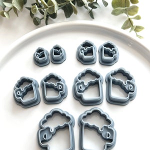 以下が含まれることがあります： 泡が乗ったビールジョッキの形をした、灰色のプラスチック製のクッキー型が8個セットです。