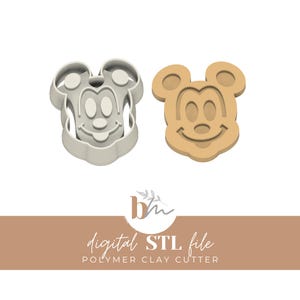 Op de afbeelding: Een lichtgrijze Mickey Mouse-vormige polymeerklei cutter naast een bruinachtige klei uitsparing. De cutter heeft een gedetailleerd gezicht en oor ontwerp. De tekst "digital STL file" en "POLYMER CLAY CUTTER" wordt weergegeven in een bruine banner.