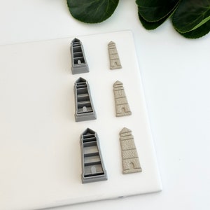 Puede incluir: Seis cortadores de galletas de plástico gris en forma de faros. Los cortadores están dispuestos en dos filas de tres, con el cortador más grande en la parte superior y el más pequeño en la parte inferior.