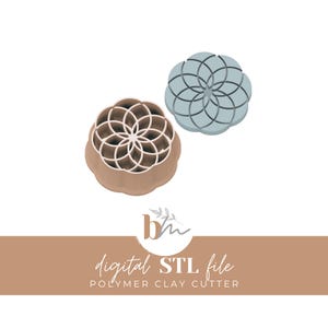 Puede incluir: Dos archivos STL digitales para cortadores de arcilla polimérica. Los cortadores tienen forma de flor con un diseño geométrico. Un cortador es marrón y el otro es azul.