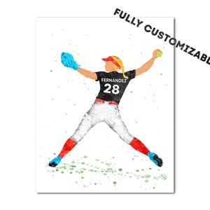 Puede incluir: Una ilustración de acuarela de una jugadora de softbol con una camiseta negra con el nombre "Fernandez" y el número "28" en la espalda. La jugadora está lanzando una pelota con un guante azul y lleva pantalones blancos con detalles rojos. El fondo es un lienzo blanco con salpicaduras de acuarela verde y azul.