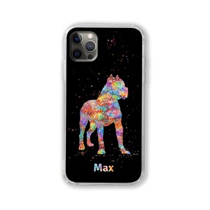 Op de afbeelding: Een transparante telefoonhoes met een zwarte achtergrond en een kleurrijk aquarel silhouet van een hond. De hond staat op zijn achterpoten en de tekst "Max" is onder de hond gedrukt.