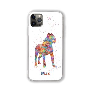 Op de afbeelding: Een transparante telefoonhoes met een kleurrijke aquarel-illustratie van een hond. De hond staat op een witte achtergrond met een paar kleurrijke verfspatten. De naam "Max" is in zwart onderaan de hoes gedrukt.