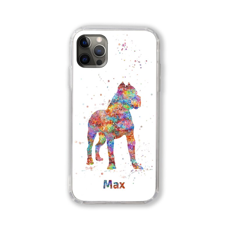 Op de afbeelding: Een transparante telefoonhoes met een kleurrijke aquarel-illustratie van een hond. De hond staat op een witte achtergrond met een paar kleurrijke verfspatten. De naam "Max" is in zwart onderaan de hoes gedrukt.