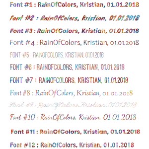 Op de afbeelding: Een verzameling van 12 verschillende lettertypen die de tekst "RainOfColors, Kristian, 01.01.2018" weergeven. De lettertypen zijn kleurrijk en vari&euml;ren in stijl.