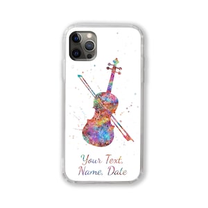 Peut inclure: Une coque de téléphone transparente avec un motif aquarelle d'un violon et d'un archet. Le motif est dans des tons de rose, bleu, vert, jaune et orange. Le texte "Your Text, Name, Date" est imprimé sur la coque.