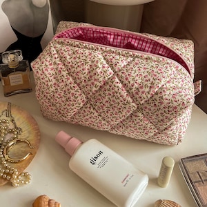 Handmade Makeup Bag Cream and Pink Rose Floral With Pink Gingham Lining Quilted - Handmade In The UK – Toiletry Travel Makeup Skincare Bag.