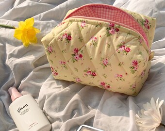 Trousse à maquillage faite main, motif floral jaune avec doublure matelassée en vichy rose - Fabriquée à la main au Royaume-Uni - Trousse de toilette de voyage et de soin de la peau.