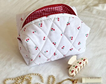 Trousse de toilette matelassée à motif cerises avec doublure en vichy rouge - Fait main au Royaume-Uni - Trousse de toilette de voyage