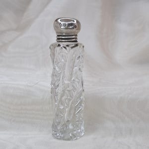 以下が含まれることがあります： 自然な仕上がりの手作り木製サービングトレイ。長方形で、縁が高く、2つのハンドルが付いています。木目がはっきりと見えます。サイズは約45cmの長さと30cmの幅です。