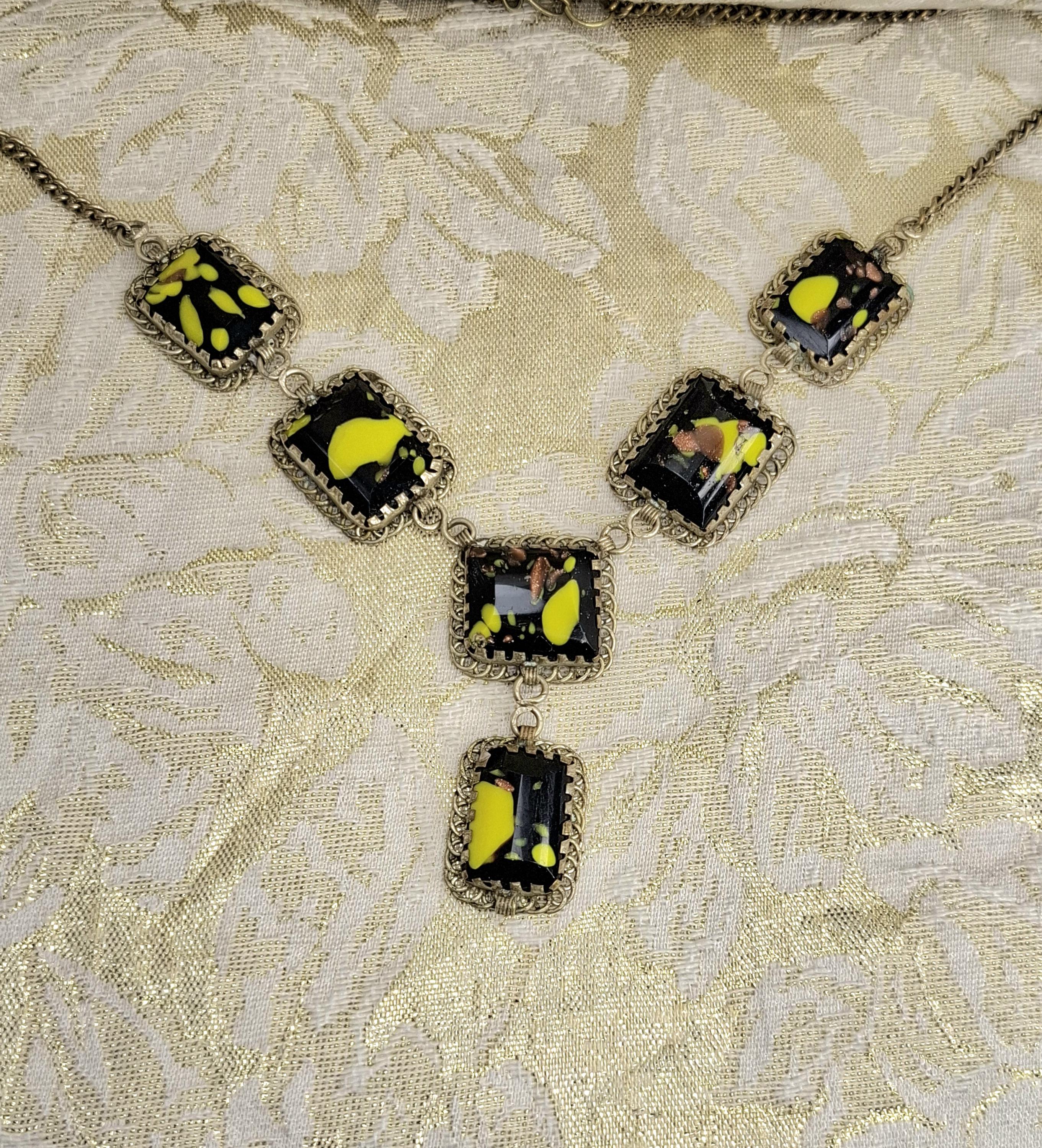 アールデコ調の黒と黄色のガラスビーズネックレス、ヴィンテージ