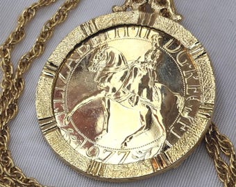 エリザベス2世 1977 記念 ペンダント ネックレス 銀貨 1977年エリザベス2世女王記念コインペンダント、22金メッキネックレス