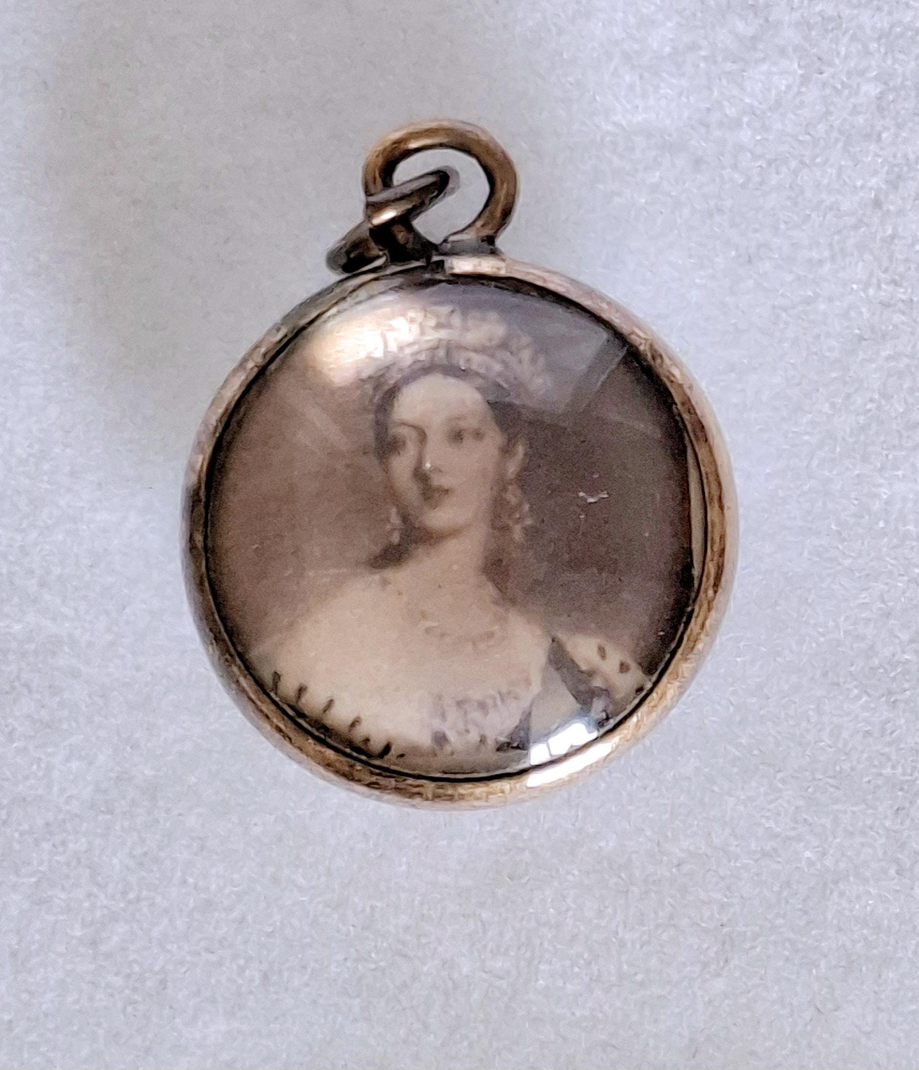 Rare Queen Victoria Memorial Locket Victorian Mourning Jewellery - Main Image