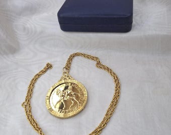 1977年エリザベス2世女王記念コインペンダント、22金メッキネックレス