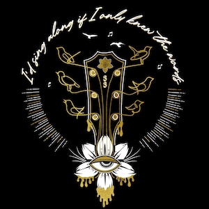 Puede incluir: Diseño gráfico negro con mástil de guitarra, detalles dorados, pájaros y el texto "I'd sing along if I only knew the words". Una flor con un ojo está en la base de la guitarra.