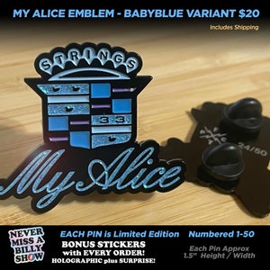 Könnte beinhalten: Eine schwarze Emaille-Anstecknadel mit einem blauen und weißen Cadillac-Emblem und dem Text "My Alice" in einer glitzernden Schrift. Die Anstecknadel ist mit 24/50 nummeriert und eine limitierte Edition.