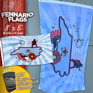 Puede incluir: Una bandera azul y blanca con un contorno estilizado de Carolina del Norte, que presenta una calavera con flores, un ojo y notas musicales. La bandera mide 3 pies por 5 pies, o 36 pulgadas por 60 pulgadas. El texto "Fennario Flags" es visible en la parte superior de la imagen.