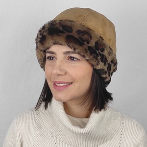 A beanie & mittens set for women. Soft suede lambskin in camel and print wool . A complete winter set is now available