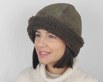 Bonnet unisexe. Bonnet en daim marron olive, chapeau en cuir d'agneau naturel, chapeau d'hiver pratique et beau, un excellent compagnon d'hiver