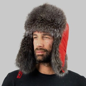 Pelzmütze. Rote Satin Trappermütze, Trappermütze für Männer, Wintermütze, Pelzmütze mit Ohrenklappen, tolle Passform, fantastische Geschenkidee