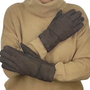 Handgemaakte bruine suède schapenvachthandschoenen, warme winterlamsvacht