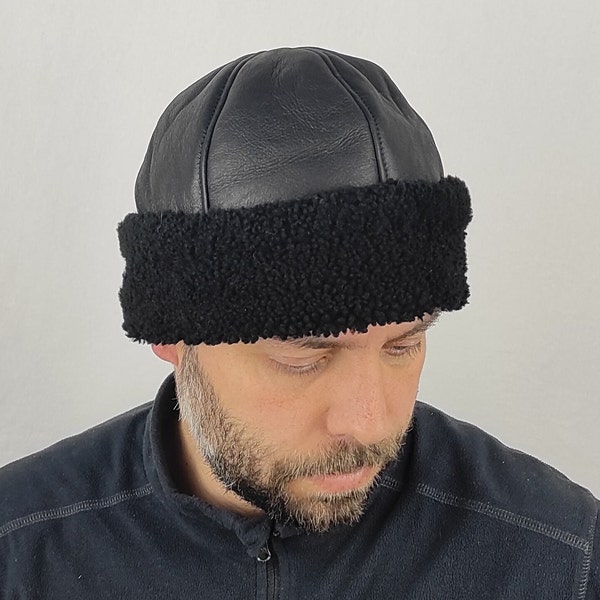Bonnet unisexe. Bonnet noir, chapeau en cuir d'agneau naturel, bonnet d'hiver pratique et beau, un excellent compagnon d'hiver