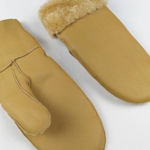 Handgemaakte beige schapenvacht wanten, gevoerd met merinowol