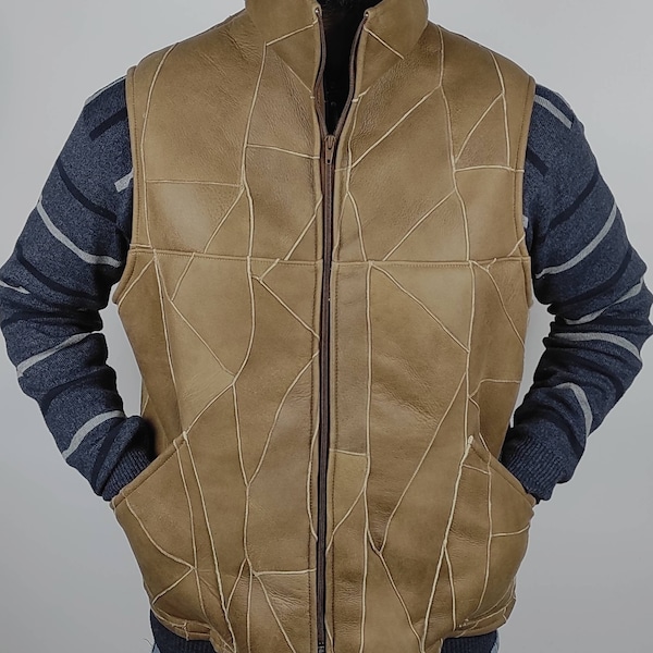 Veste sans manches en patchwork de peau de mouton pour homme. Gilet en peau de mouton fait main pour vous garder au chaud et avec style lors de toutes vos activités à l'intérieur ou à l'extérieur.