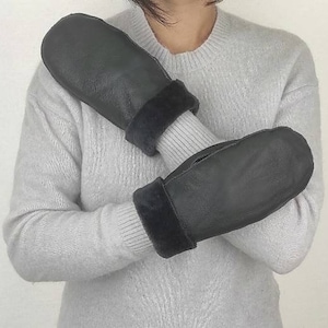 Handgemaakte grijze schapenvacht wanten: nappaleer, zachte lamswol