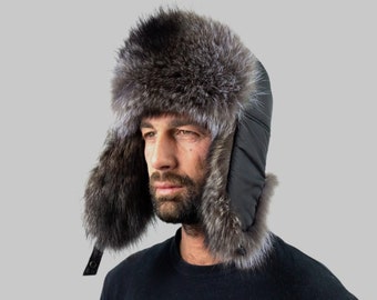 Un superbe chapeau de trappeur pour hommes et femmes. Chapeau de raton laveur unisexe avec tissu imperméable noir, chapeau d'hiver avec oreillettes, chapeau de raton laveur.