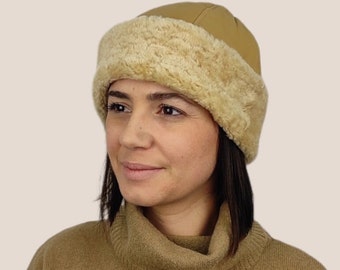 Ręcznie robiona czapka beanie z owczej skóry, beżowa skóra napa, unisex