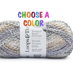 Op de afbeelding: Een bol Loops & Threads Textured Twist garen in de kleur "Torsade Texturée". Het garen is een mix van acryl en is verkrijgbaar in een bol van 170 gram, die 168 meter garen bevat.