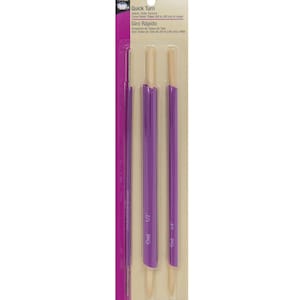 Puede incluir: Un paquete de giradores de tubos de tela Dritz Quick Turn. El paquete incluye tres herramientas moradas y beige, con tamaños de 1,27 cm y 0,95 cm, y una herramienta morada larga y delgada. El paquete también incluye el texto "Quick Turn" y "Giro Rápido".