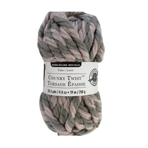 以下が含まれることがあります： グレーとピンクのカラーウェイのループ＆スレッドチャンキーツイストヤーンの糸巻き。糸は太い糸で、ねじれた質感です。ラベルには「チャンキーツイストトルサードエペス」と記載されており、糸のヤード数と重量が記載されています：20.5ヤード/8.8オンス/19メートル/250グラム。