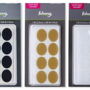 Puede incluir: Tres paquetes de cierres adhesivos Fabany. Cada paquete contiene ocho cierres de velcro. El primer paquete tiene cierres ovalados negros, el segundo tiene cierres ovalados color canela y el tercero tiene cierres circulares blancos. Cada paquete mide 2,5 cm x 1,9 cm.