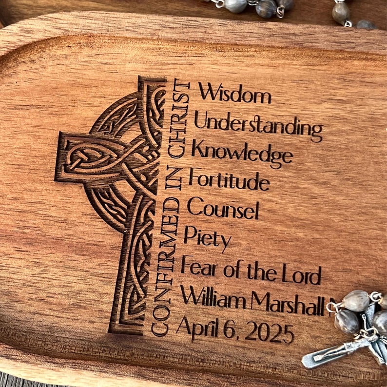 Peut inclure: Un plateau en bois avec un motif de croix celtique grav&eacute; avec le texte "Confirm&eacute; en Christ" et une liste de vertus&nbsp;: Sagesse, Compr&eacute;hension, Connaissance, Force, Conseil, Pi&eacute;t&eacute;, Crainte du Seigneur. Le plateau comprend &eacute;galement le nom "William Marshall" et la date "6 avril 2025".