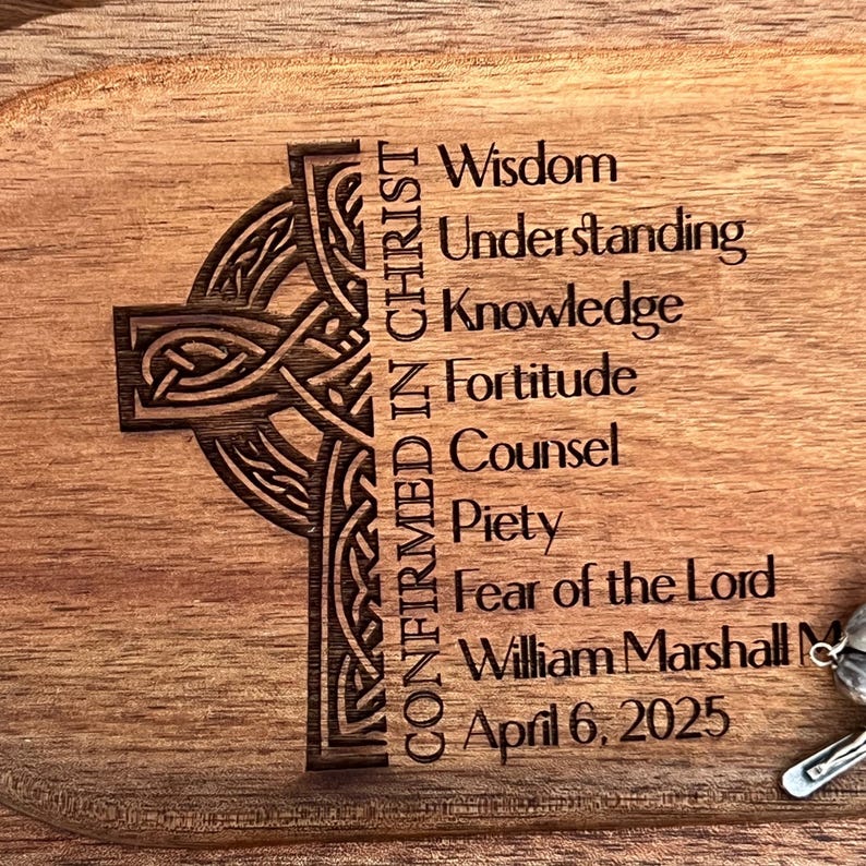 Peut inclure: Une plaque en bois avec un motif de croix celtique et le texte "CONFIRMED IN CHRIST" grav&eacute; sur le c&ocirc;t&eacute;. La plaque comprend &eacute;galement le texte "Wisdom, Understanding, Knowledge, Fortitude, Counsel, Piety, Fear of the Lord, William Marshall, April 6, 2025".