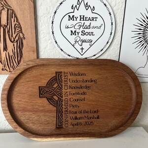 Peut inclure: Un plateau ovale en bois avec un motif de croix celtique et le texte "CONFIRMED IN CHRIST" grav&eacute; sur le c&ocirc;t&eacute;. Le plateau pr&eacute;sente &eacute;galement le texte "Wisdom, Understanding, Knowledge, Fortitude, Counsel, Piety, Fear of the Lord, William Marshall, April 6, 2025".